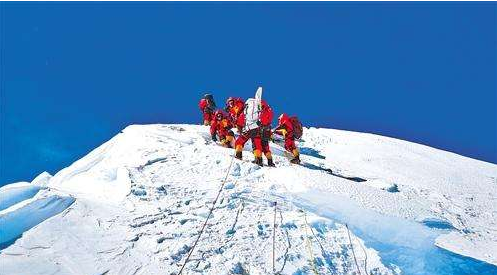 重磅！2020珠峰高程测量登顶测量阶段圆满结束，登山队长次落在珠穆朗玛峰峰顶展示普瑞康旗帜！